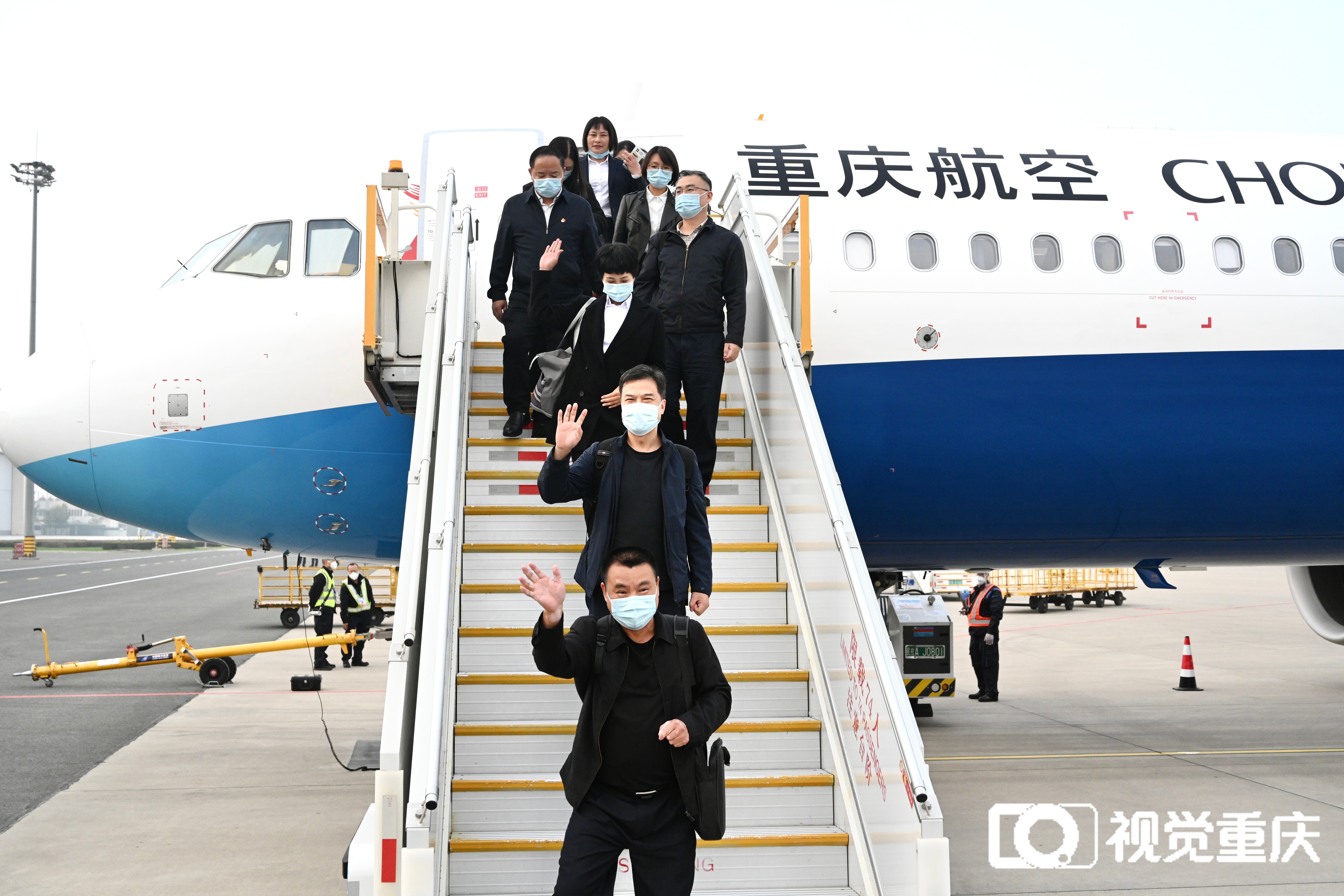 滿懷信心 肩負重托 不辱使命 重慶市出席黨的二十大代表抵達北京