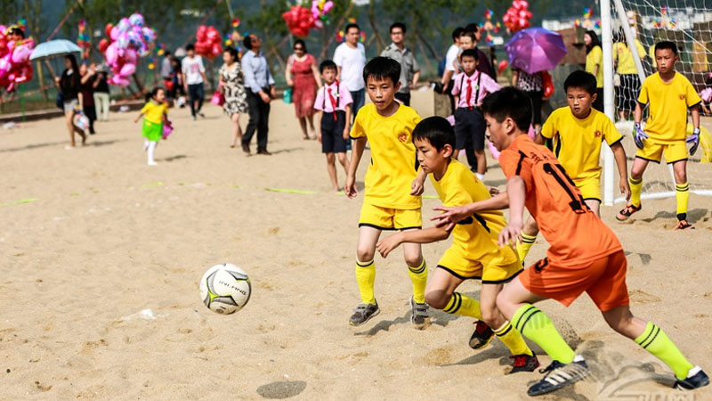 民德小學(xué)、盤石小學(xué)孩子們赤腳進(jìn)行沙灘足球比賽