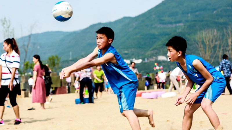 云師附小、盤石小學(xué)在沙灘中間進(jìn)行沙灘排球比賽
